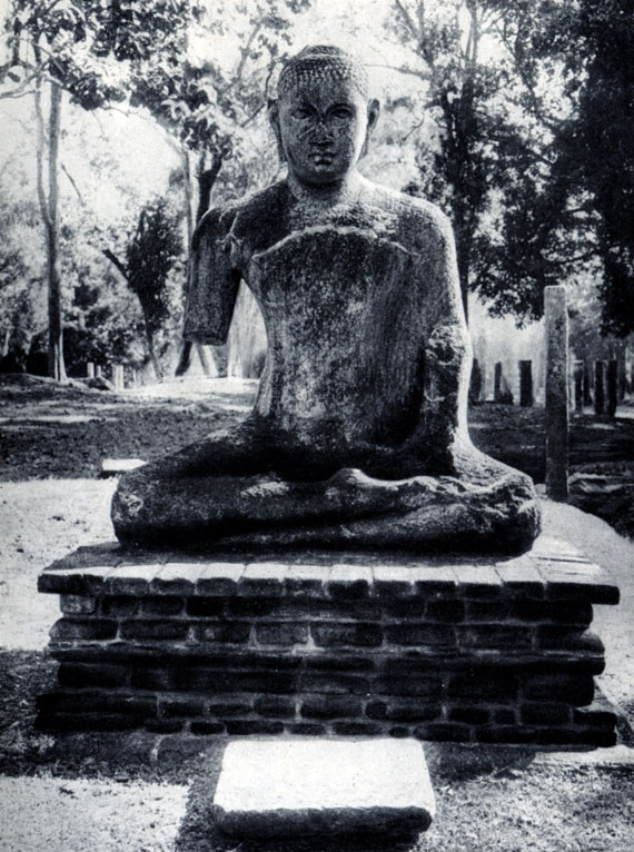 Рис. 30. Статуя Будды из Абхаягири в Анурадхапуре. III-IV