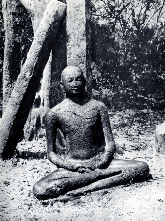 Рис. 32. Статуя Будды в Медиригирин. VII-VIII вв.