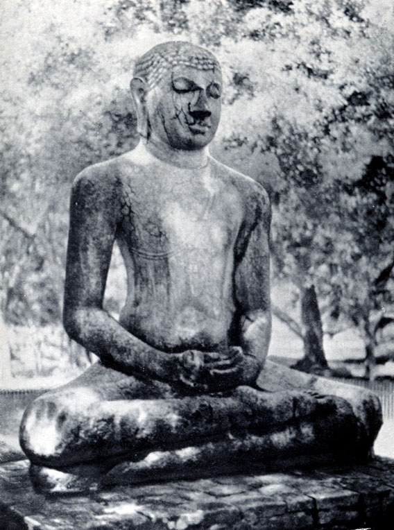 Рис. 29. Статуя Будды из Анурадхапуры. IV-V вв.