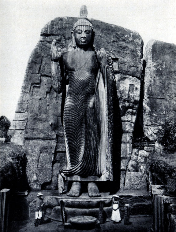 Рис. 35. Скальная статуя Будды в Аукане