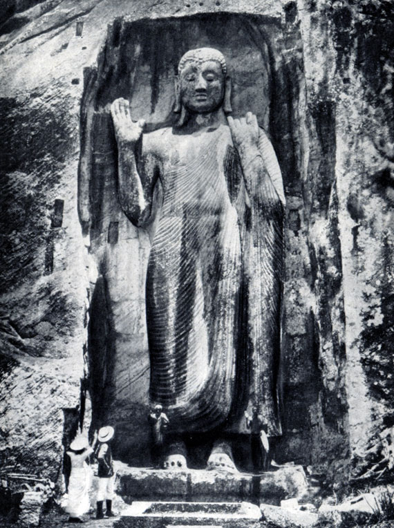 Рис. 36. Скальная статуя Будды в Сассеруве. XII в.