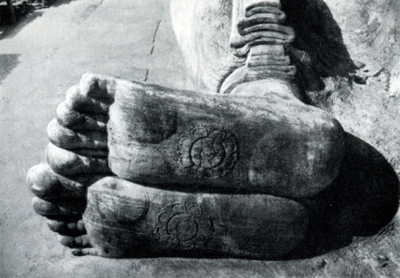 Рис. 48. Будда в нирване. Фрагмент. Галвихара в Полоннаруве