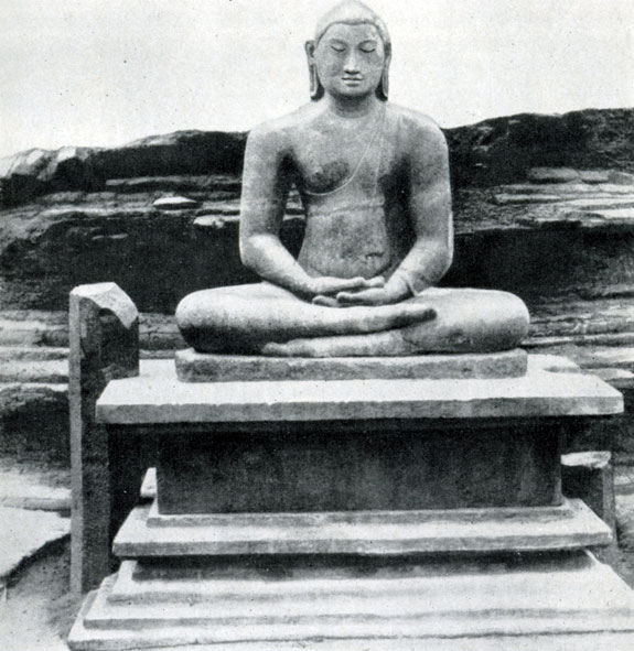 Рис. 53. Статуя Будды из Вата-да-ге в Полоннаруве. XII