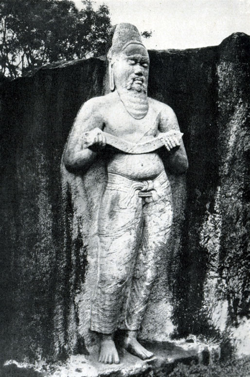 Рис. 56. Скальная статуя царя Паракрамабаху I (?) в Полоннаруве. XIIв