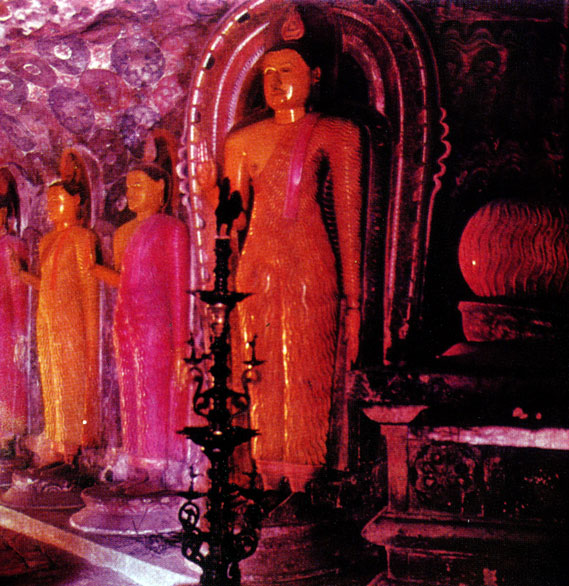 Рис. 58. Статуи Будды в храме Ридивихара около Курунегалы. XVIII в.