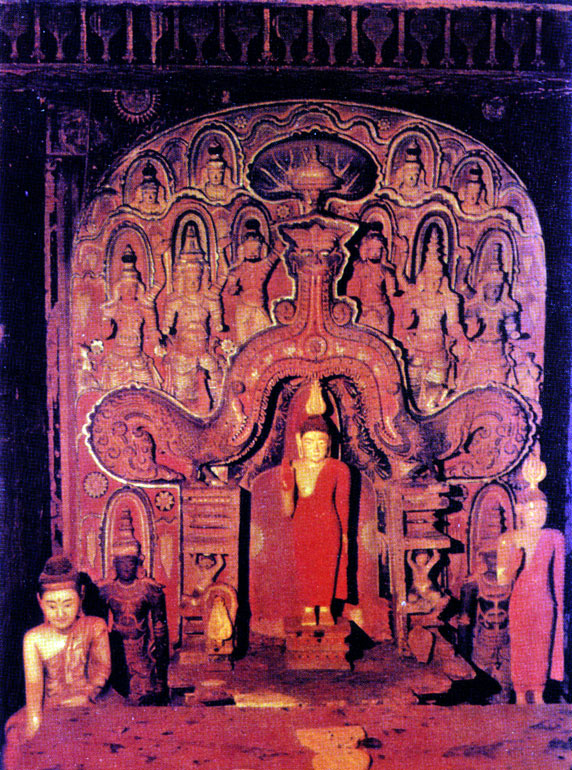 Рис. 59. Статуя Будды в 'доме образа' Медавалавихары. XVIII в.