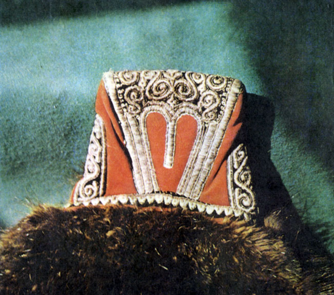 63. Навершие женской шапки. Мех, сукно, бархат, позумент. Вышивка гладью. Якуты. 1920-е гг. МАЭ