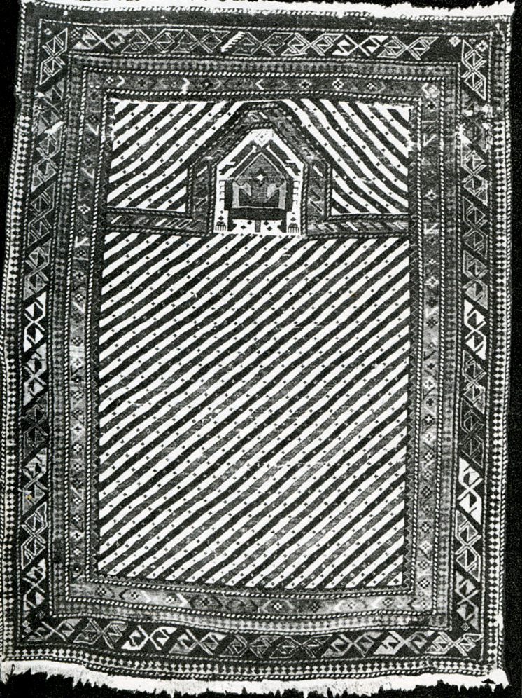 Рис. 100. Сотканный в Ширванском округе ковер намазлык 'Mapаза' (на одного человека)