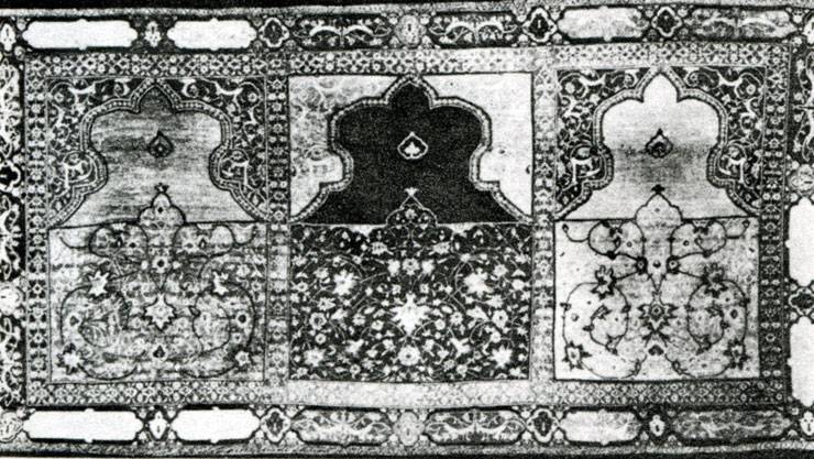 Рис. 102. Сотканный в Южном Азербайджане ковер Намазлык (на три человека). XVII век