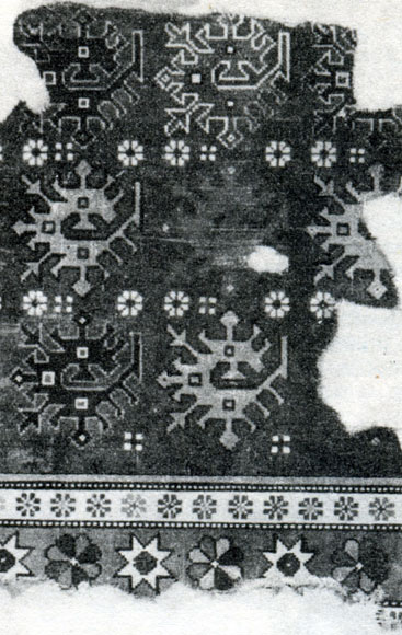 Fig. 18. 'Kazakh' carpet with image of dragon. Late XV century. Istambul, Turk ve Islam Eserleri Muzesi. Inv. N 1036