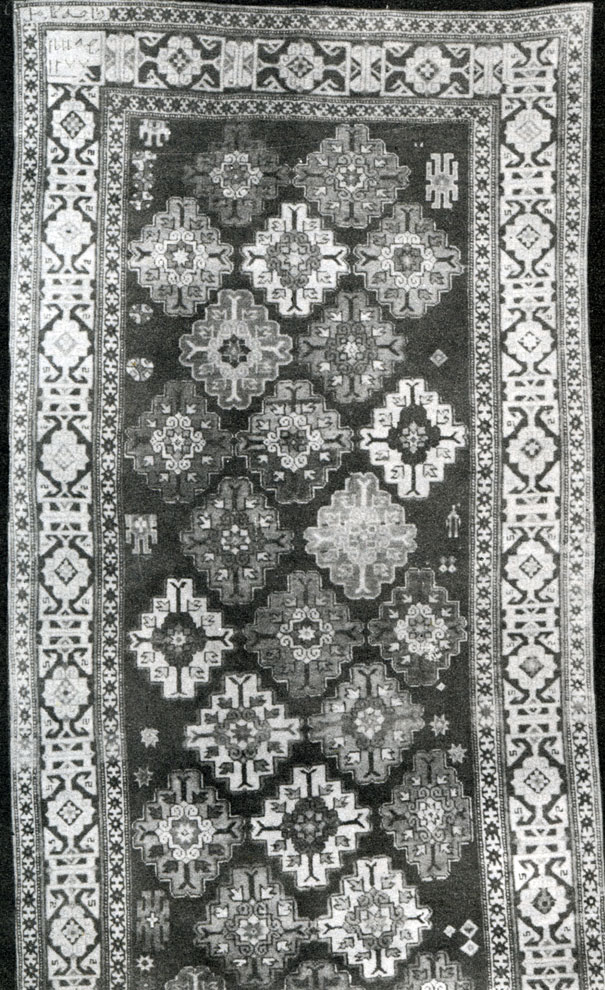 Fig. 153. 'Afurja' carpet. (First variant). Kuba group. Made in 1277 according to Khijri (1860). Moscow. Museum of Oriental Culture. Inv. 1017-3