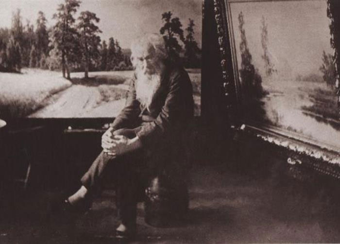 Иван Шишкин у картины *На опушке соснового леса*, 1897
