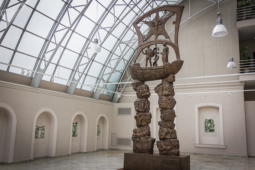 одном из залов Музея современного искусства Зураба Церетели в Тбилиси. Здесь представлены старые и новые работы мастера, которые наглядно показывают, что скульптор и живописец продолжает творить в совершенно разных стилях и направлениях